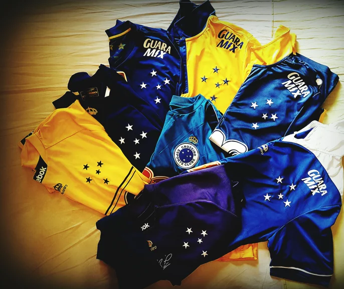 Maglietta personalizzata con logo stampato indossata da un atleta