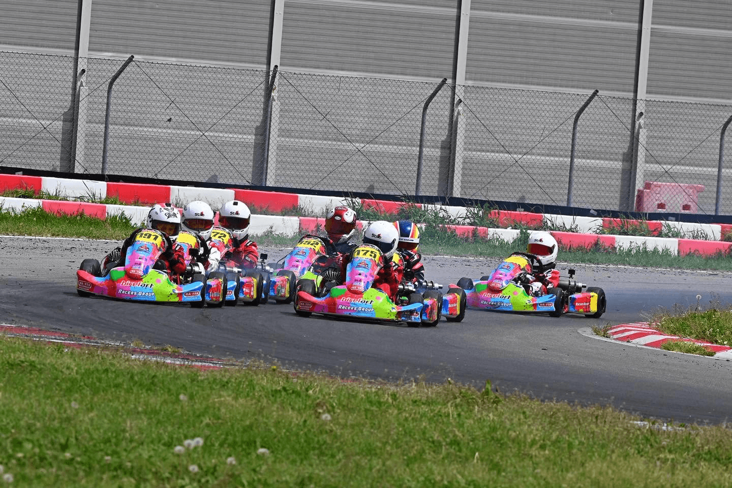 Team kart schierato con kart, abbigliamento e struttura nella stessa livrea