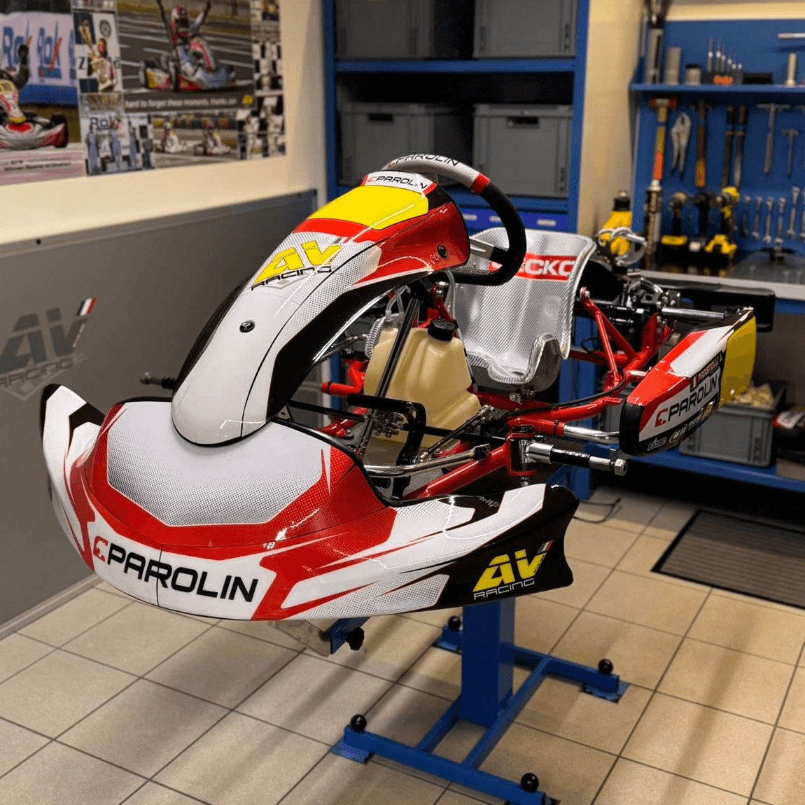 Dettaglio della pellicola crystal laminata applicata su una carena kart